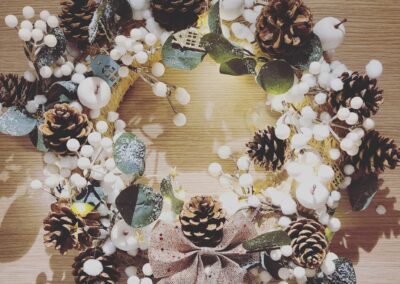 image montrant une couronne de noël réalisé au café créatif l'atelier cart