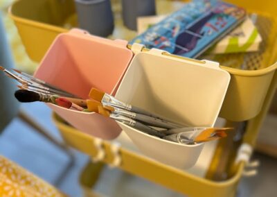 matériel de peinture au café atelier créatif l'atelier cart situé à annemasse proche de genève